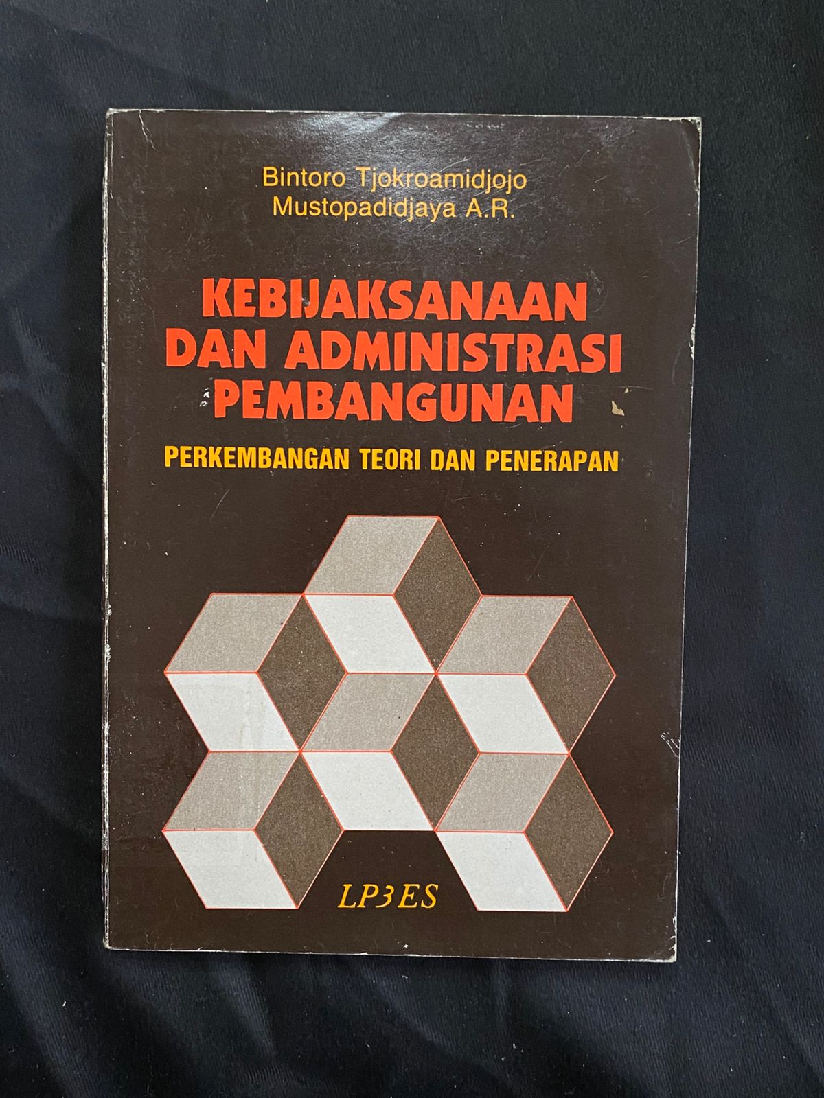 Kebijaksanaan Dan Administrasi Pembangunan: Perkembangan Teori Dan Penerapan