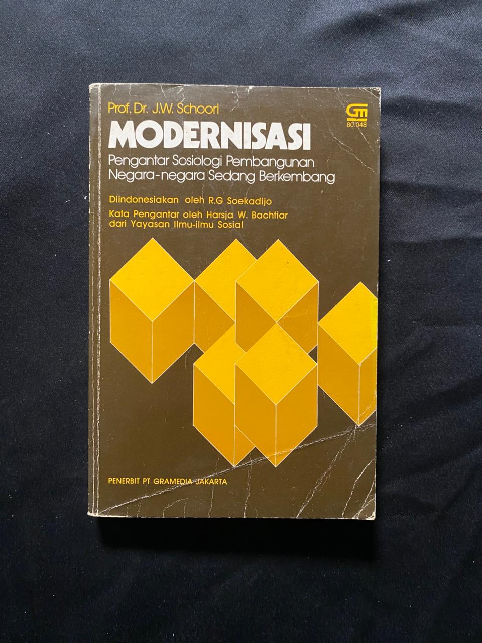Modernisasi: Pengantar Sosiologi Pembangunan Negara-Negara Sedang Berkembang