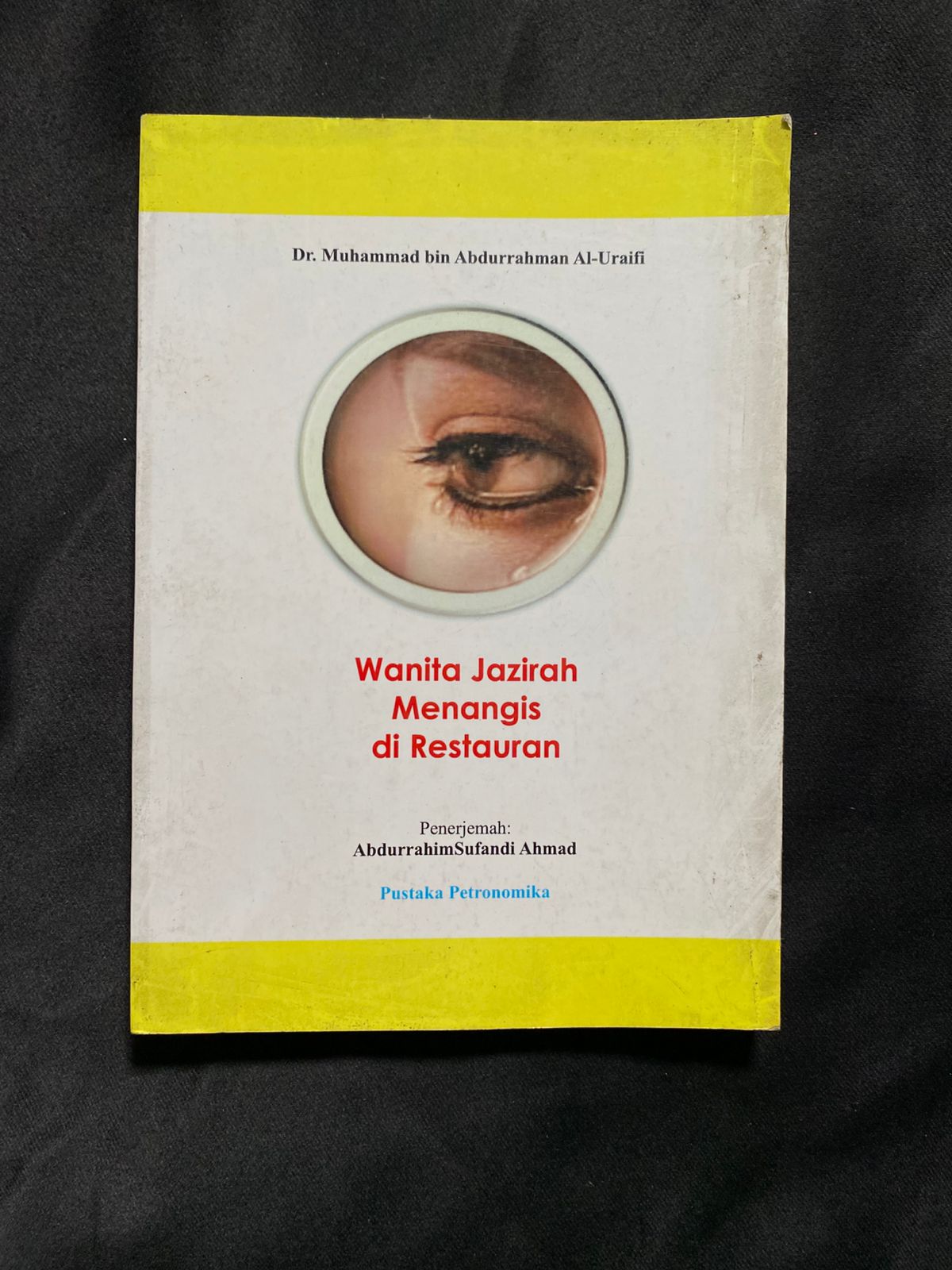 Wanita Jazirah Menangis Di Restauran